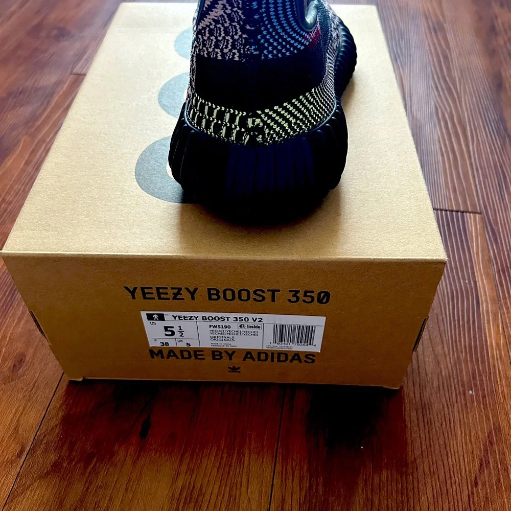 Yeezy Boost 350 V2 - Picture 2 of 5